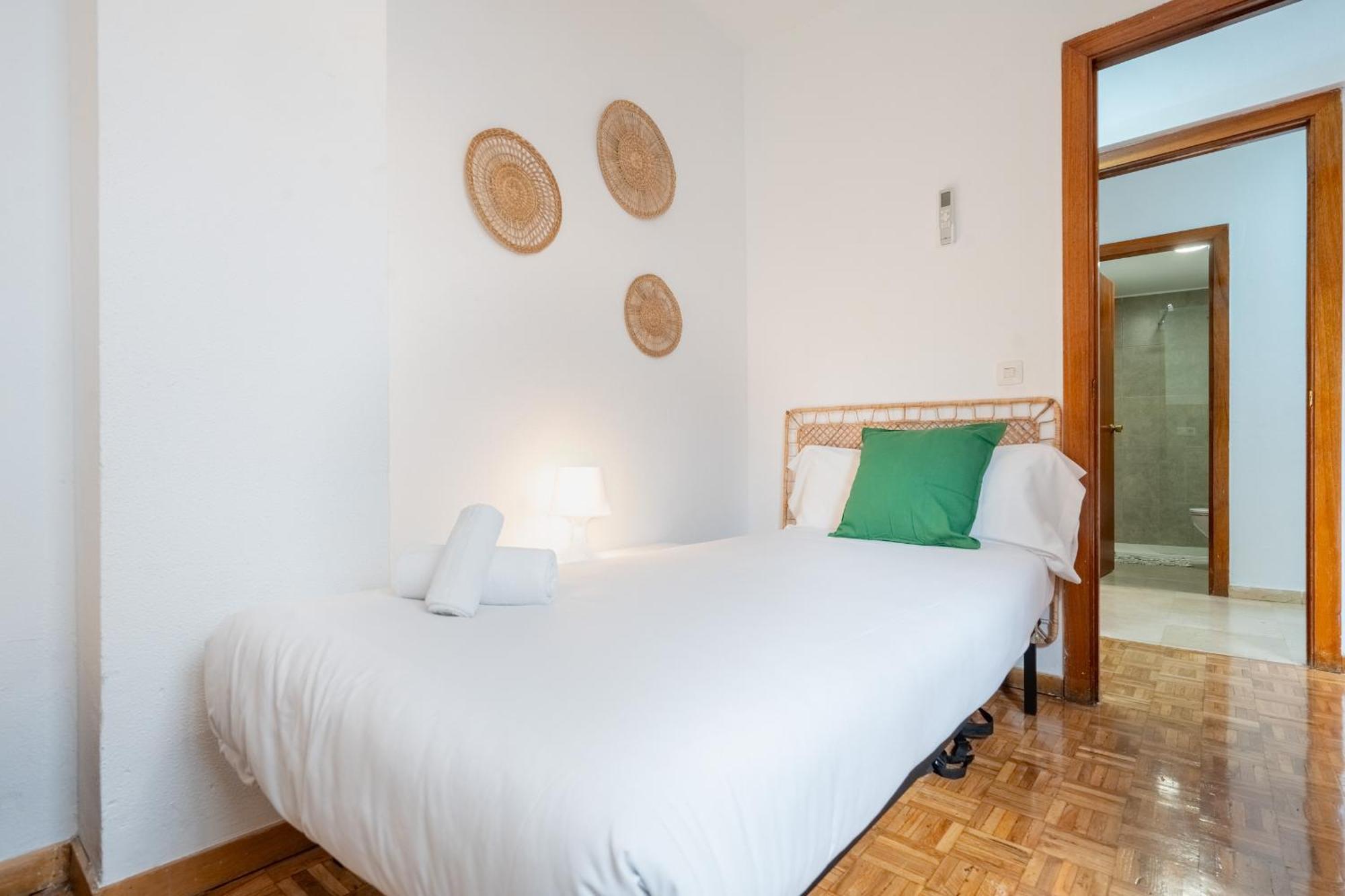 Bright Apt. Puerta Osario 3 Bedrooms 2 Bathrooms * Seville